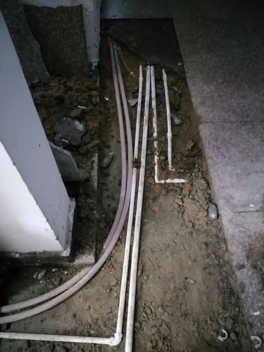 青海漏水，切勿盲目乱刨乱砸