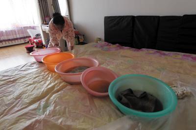 青海楼上漏水，住户失联，小区没物管，业主维权难！律师来支招……